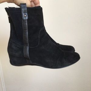 AQUATALIA Vamp Suede Wedge Bootie, Black Zippered Suede Flat Bootie Ankle Boots